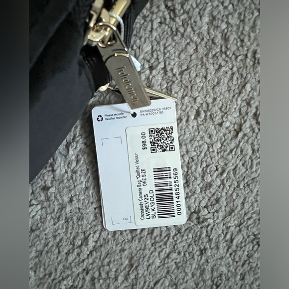 NWT Lululemon Crossbody Camera Bag 2L Black Velour - Picture 2 of 5